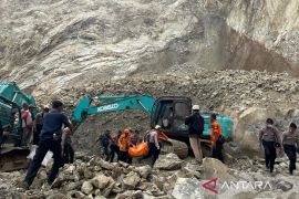Tim SAR evakuasi 8 korban tewas akibat longsor Gunung Kuda Cirebon