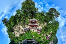 Menyusuri kompleks gua kuno di sisi tebing di Guizhou, China