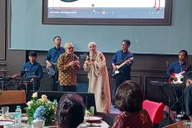 Pesan Titiek Sandhora pada musisi muda bertahan di industri musik
