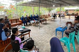 Lanal Labuan Bajo memberikan santunan kepada panti rehabilitasi