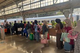 DKI kemarin, penumpang kereta api hingga pembentukan koperasi