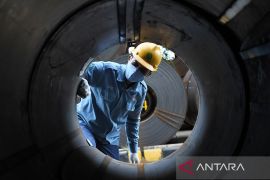 Trump gandakan tarif impor aluminium dan baja menjadi 50 persen