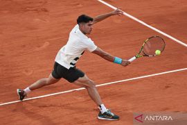 Alcaraz hanya kalah lima gim untuk melaju ke semifinal Roland Garros