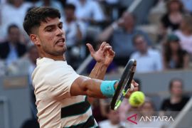 Alcaraz bangkit untuk tetap di pacuan pertahankan gelar French Open