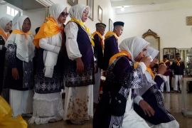 Tradisi adat Kesultanan Ternate lepas ratusan calon haji