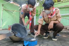 Limbah jadi paving, solusi lingkungan Siswa MTsN 12 Madiun