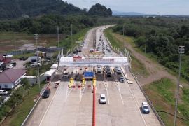 Ruas tol Padang-Sicincin mulai beroperasi penuh meskipun masih gratis