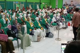 Jamaah calon haji Tulungagung masuki Asrama Haji Embarkasi Surabaya