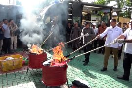 Kejari Kendari musnahkan 133 barang bukti beragam tindak pidana