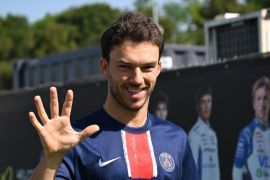 Pierre Gasly dan Isack Hadjar pamer jersei PSG