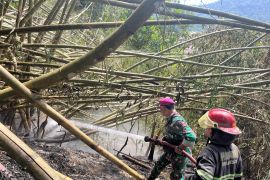 TNI AL padamkan api yang bakar lahan di lereng bukit Putus Putus