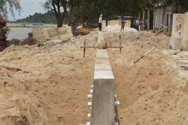 PT Timah bangun penahan abrasi di Pantai Pongkar