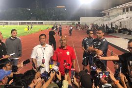 Simon Tahamata bersiap menolong sepak bola Indonesia