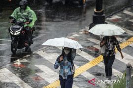 Rabu, BMKG: Waspada potensi hujan hingga awan tebal di kota besar RI
