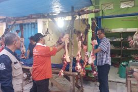 Dinas Pertanian OKU sidak, periksa kualitas daging di pasar