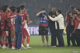 Prabowo turun lapangan, beri hormat kepada skuad timnas Indonesia 
