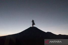 Letusan Gunung Semeru teramati 800 meter di atas puncak saat erupsi
