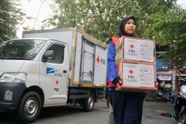 PMI Jakarta Barat bantu korban kebakaran di Tamansari