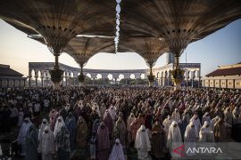 Umat muslim memadati shalat Idul Adha di Masjid Agung Jawa Tengah