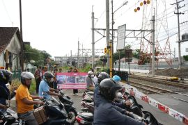 KAI Daop 6 imbau masyarakat hati-hati saat berkendara di perlintasan sebidanng