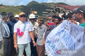 Cek tambang di Raja Ampat, Bahlil: Saya ingin lihat secara objektif