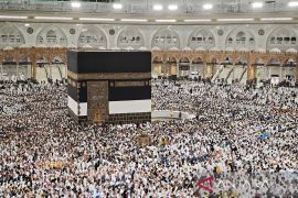 Jamaah melanjutkan ibadah haji terakhir di tengah pengamanan ketat