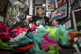Sebuah seni dari limbah plastik untuk jaga bumi