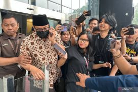 Usai diperiksa KPK, Muhamad Haniv hindari jurnalis dengan menelepon