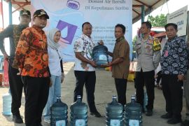2.000 lebih galon air minum disalurkan bagi warga Pulau Panggang