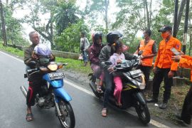 Gunung Raung kembali erupsi, kolom abu capai 1.000 meter di puncak