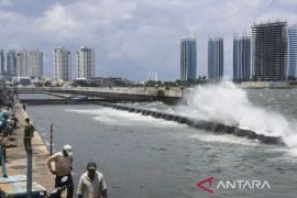 Pendapatan hasil olah sampah jadi listrik untuk bangun Giant Sea Wall