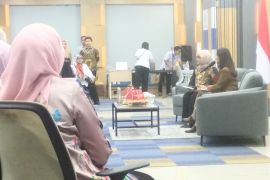 Menkomdigi: Anak-anak saat internetan sama bahayanya ketika nyetir