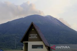 Gunung Ile Lewotolok kembali erupsi setinggi 400 meter