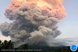 Badan Geologi tingkatkan status Gunung Lewotobi Laki-Laki level IV