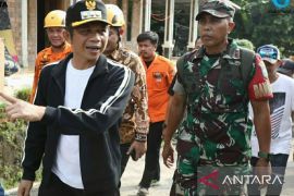 83 keluarga korban tanah bergerak Purwakarta dapat bantuan Rp10 juta