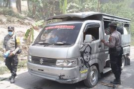 Polisi buka tutup jalur Maumere ke Larantuka dampak erupsi Lewotobi