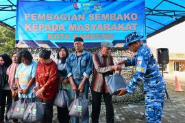 Lanud Husein Sastranegara distribusikan ratusan paket sembako