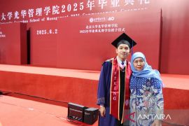 Khofifah jadi tamu kehormatan wisuda putranya di Peking University