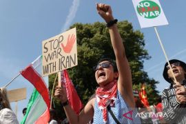 Unjuk rasa digelar di Den Haag memprotes NATO dan serangan AS ke Iran