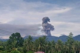 Gunung Dukono erupsi Senin pagi, semburkan abu setinggi 1.600 meter