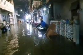 Pemkot Jakut salurkan bantuan bagi warga terdampak banjir rob