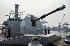 Melihat megahnya kapal perang Inggris yang sandar di Pelabuhan Tanjung Priok