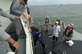 Bakamla jemput tiga ABK kapal Pulau Buru setelah dibebaskan Malaysia