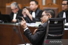 Hasto Kristiyanto bantah miliki kedekatan dengan Harun Masiku