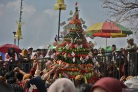 1 Sura lestarikan tradisi Jawa hingga jadwal tayang film 