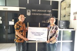 Peruri bantu 255 bibit pohon ke DLH Karawang untuk penghijauan
