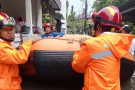 BPBD Tangerang lanjutkan evakuasi warga terdampak banjir hingga malam