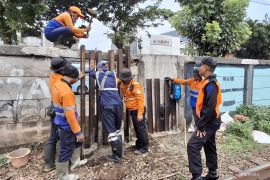 PT KAI tutup dua lubang tembok pembatas jalur KA Jatinegara-Klender