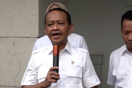 Menteri Bahlil hentikan sementara operasi tambang nikel di Raja Ampat