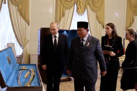 Prabowo-Putin bertukar cendera mata simbol persahabatan